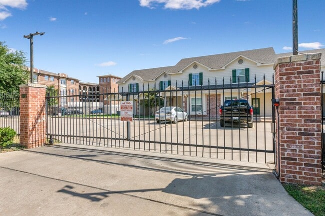 Building Photo - 3 Bedroom 3 Bath gated community in Baylor Bubble