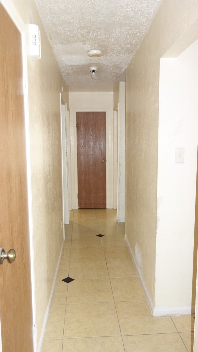 Building Photo - 16610 Quail Park Dr