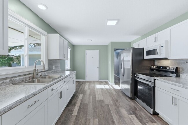 Building Photo - Updated 3BR Home with Fenced Yard & Garage