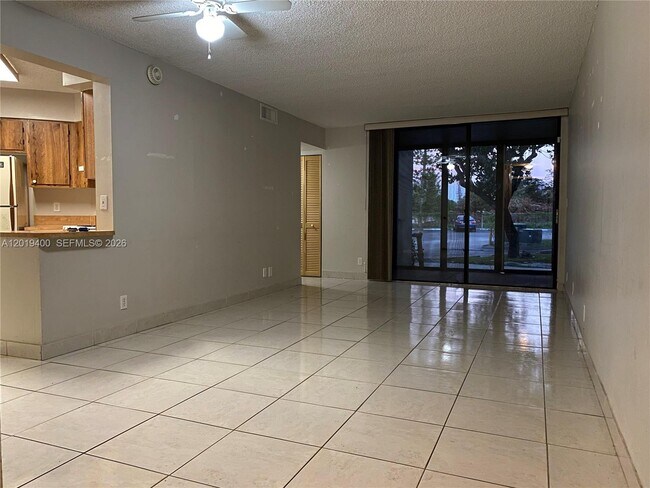 Building Photo - 210 Lake Pointe Dr