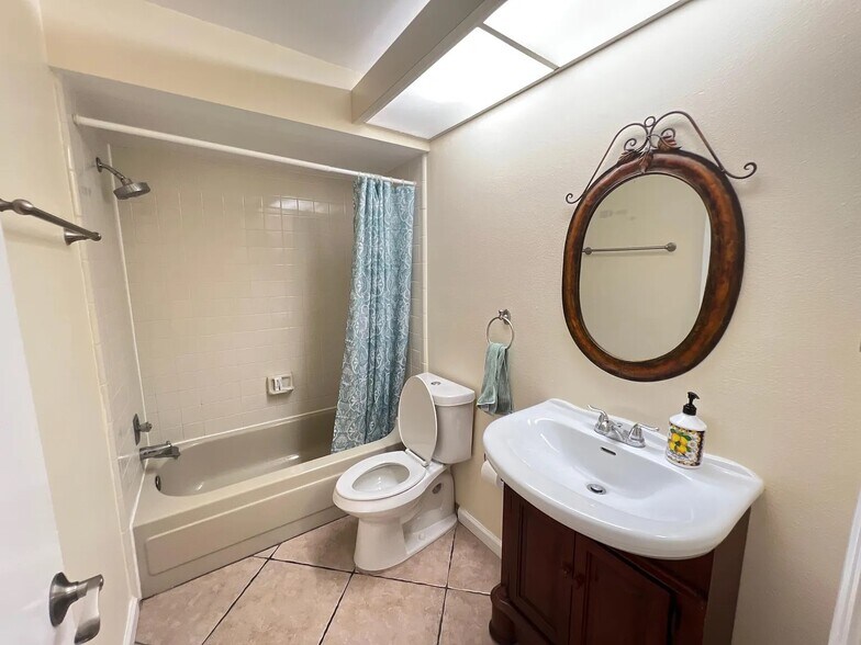 Building Photo - 5265 E Bay Dr