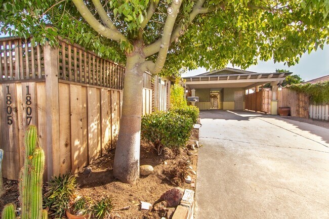 Building Photo - Updated Craftsman 2-Bed / 1-Bath W/ Private Yard/Storage/Washer/Dryer in South Park!