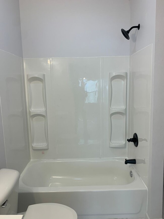 Building Photo - Beautifully Renovated and Move in Ready!