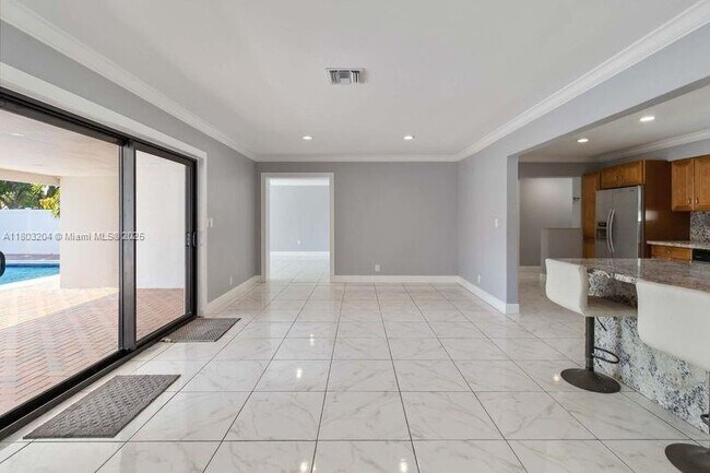 Building Photo - 913 SW 49th Ave