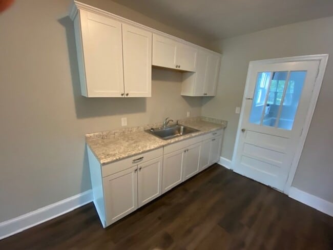 Building Photo - Renovated Duplex