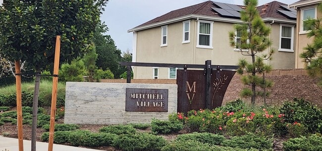 Building Photo - Newer Centrally Located Beauty!