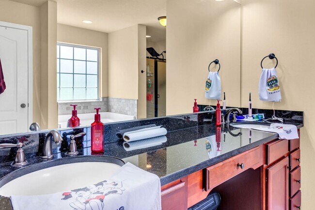 Building Photo - 5 Bedrooms in Crestview!!