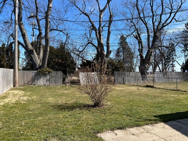 Building Photo - Spacious 2-BDR 2-BTH Duplex w/ Basement, G...