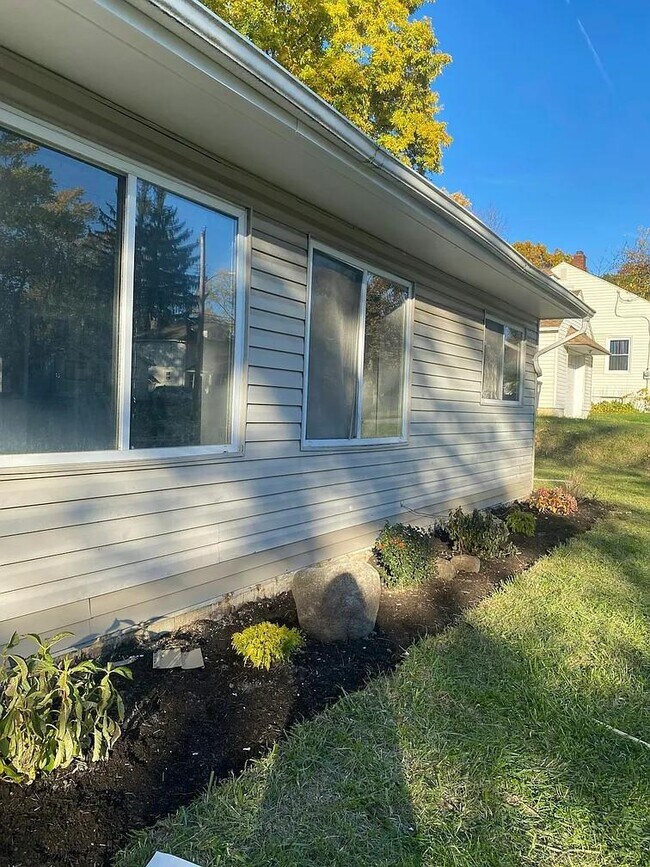 Building Photo - 933 Russel Avenue