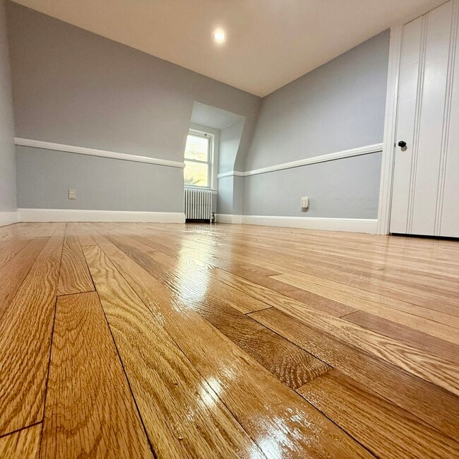 Building Photo - 1002 Main St