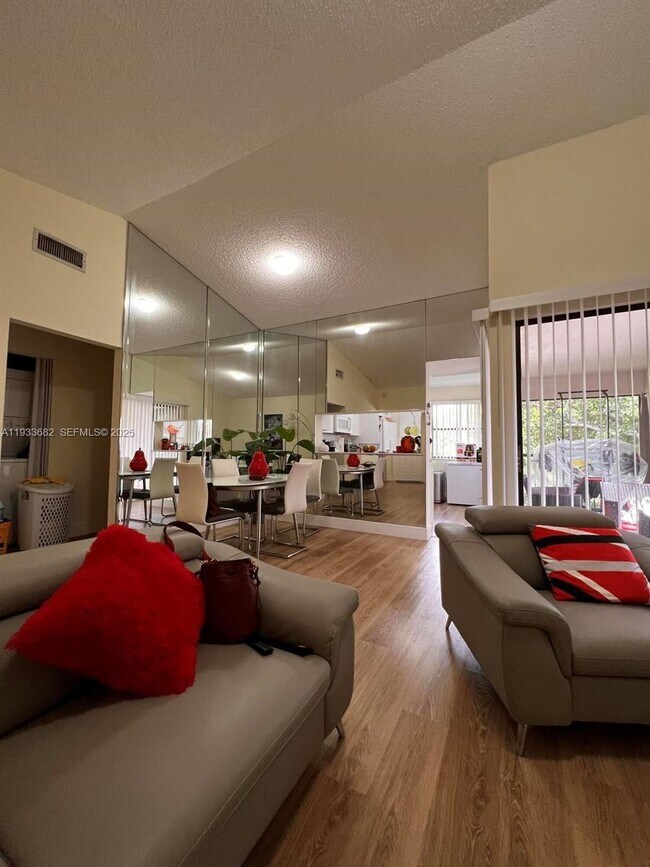 Building Photo - 1301 S Franklin Ave