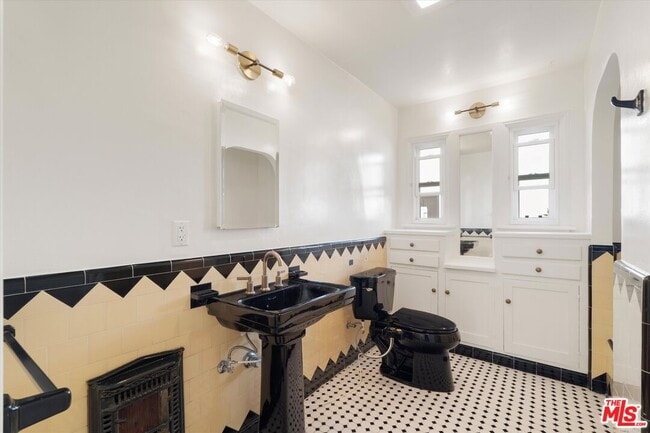 Building Photo - 3154 W 74th St