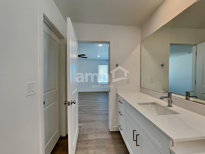 Building Photo - 18492 W Cottontail Ln