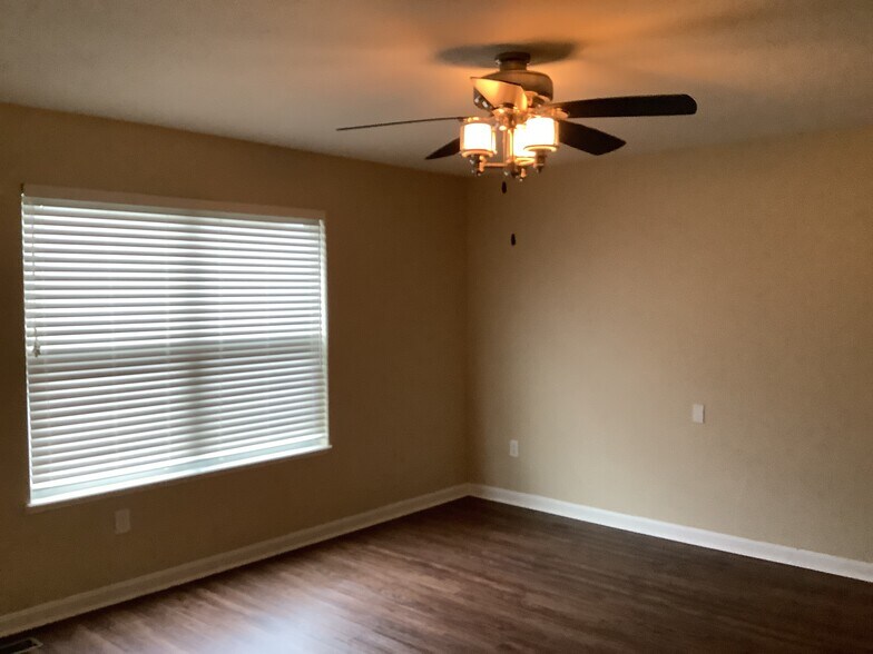 Building Photo - 390 Modesta Rd