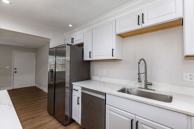 Building Photo - 722 Castro Ln