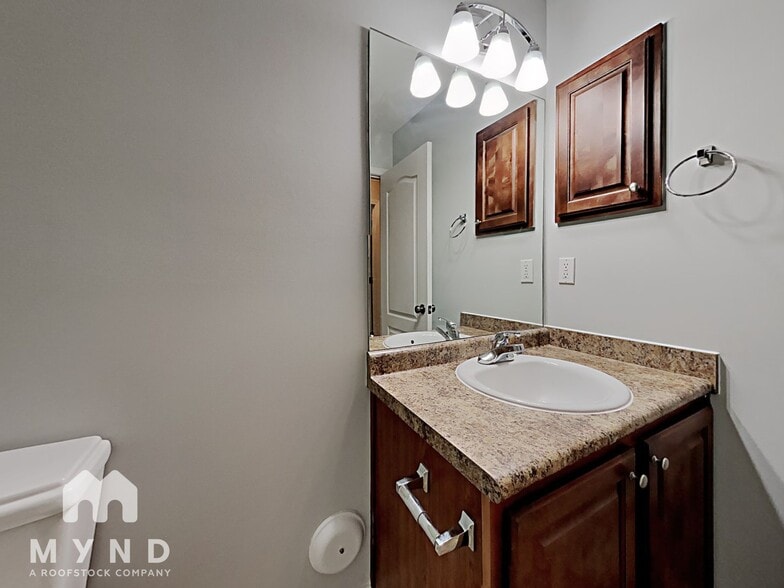 Building Photo - 2086 Edgewood Dr