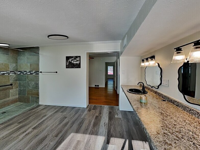 Building Photo - 1019 Park Center St