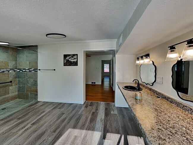 Building Photo - 1019 Park Center St