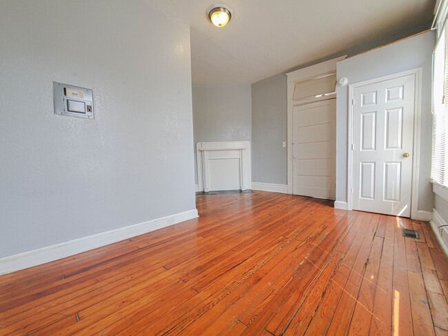 Building Photo - Pet Friendly One Bedroom with Utilities In...