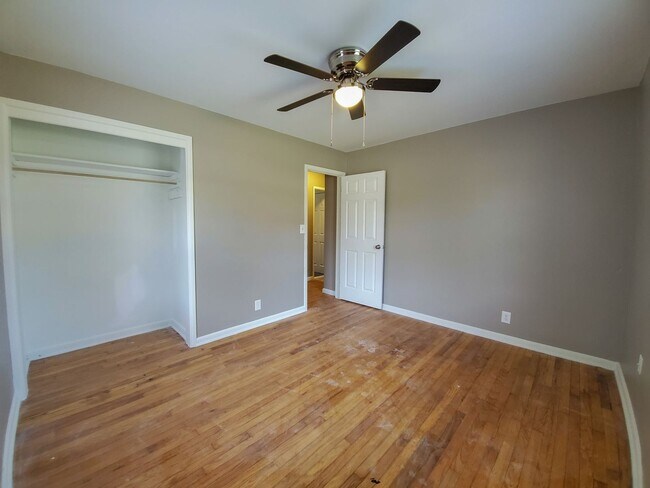 Building Photo - 2 bedroom 1 bath bungalow in Shawnee.