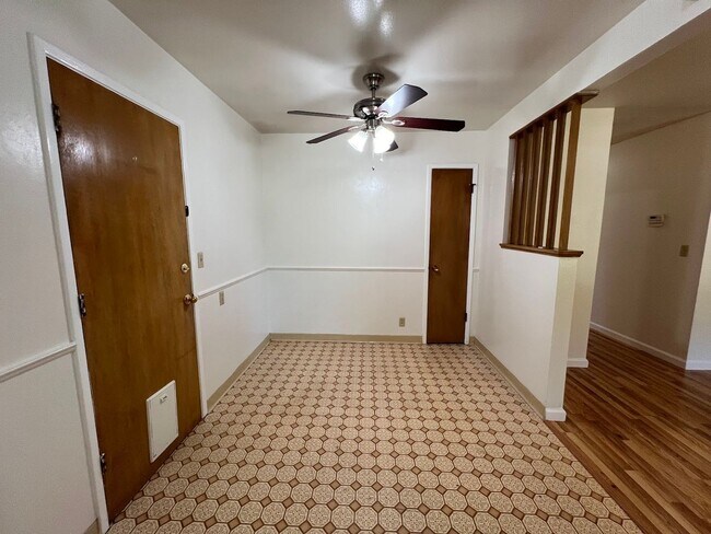 Building Photo - Clean, Private 2BD/1BA Duplex with Garage ...