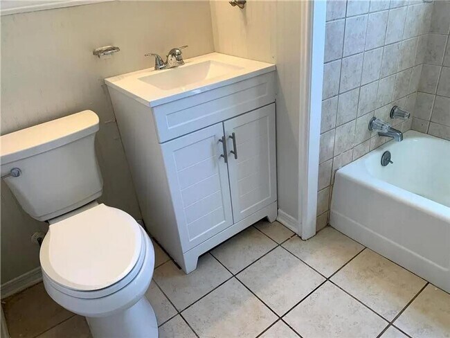 Building Photo - 3 Bedroom 1 Bathroom House in Mobile- FIRST MONTH RENT HALF OFF!!!