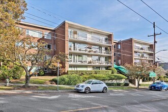 Building Photo - Walk to all that Downtown Queen Anne Offers!
