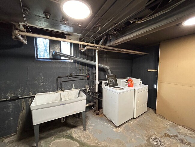 Building Photo - 2351 Ravine St