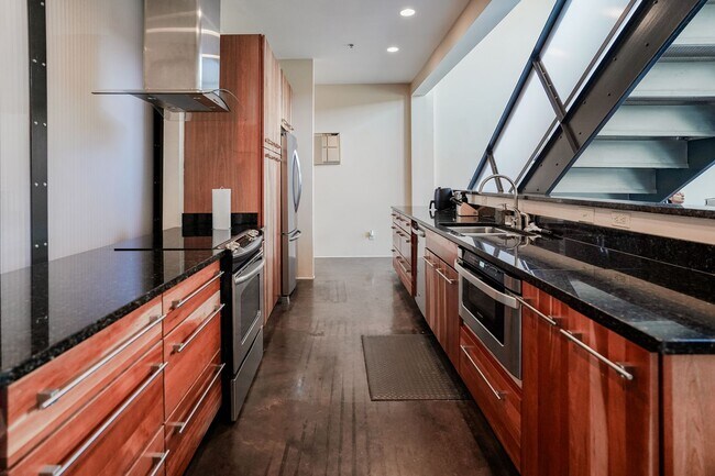 Building Photo - Fully Furnished Mid-Term 2-Level Condo | 1,549 Sq Ft | Private Parking | Shared Living