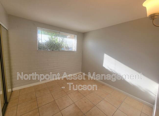 Building Photo - 210 S Alandale Pl