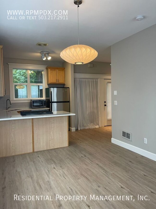 Building Photo - Sunlit End Unit 2 Bedroom Plus Flex Space,...