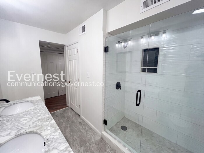 Building Photo - 25109 Plantation Dr NE