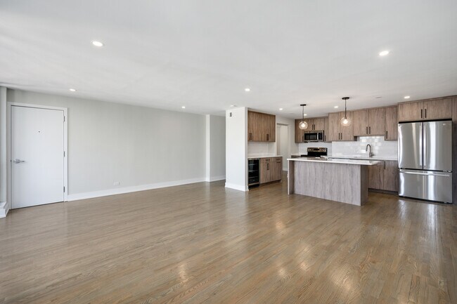 Building Photo - 227 E Walton Pl