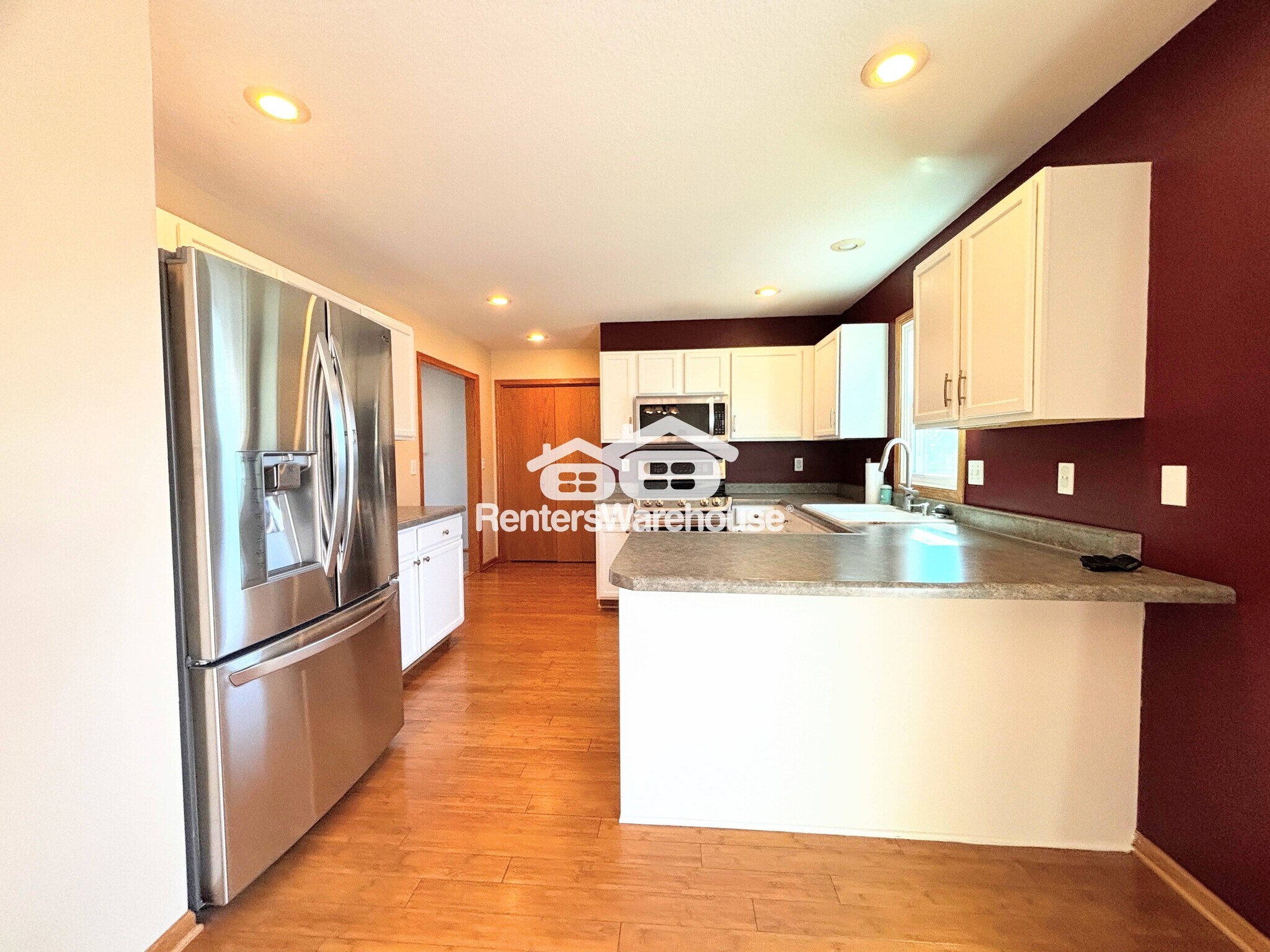 Building Photo - 330 NE Cardinal Ln