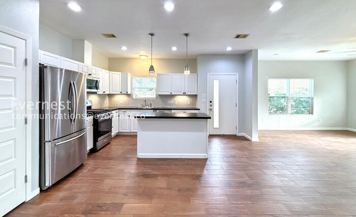 Building Photo - 6701 Paris St