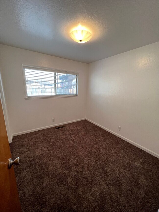 Building Photo - Beautiful 2 bedroom 1 Bath Duplex in Spark...