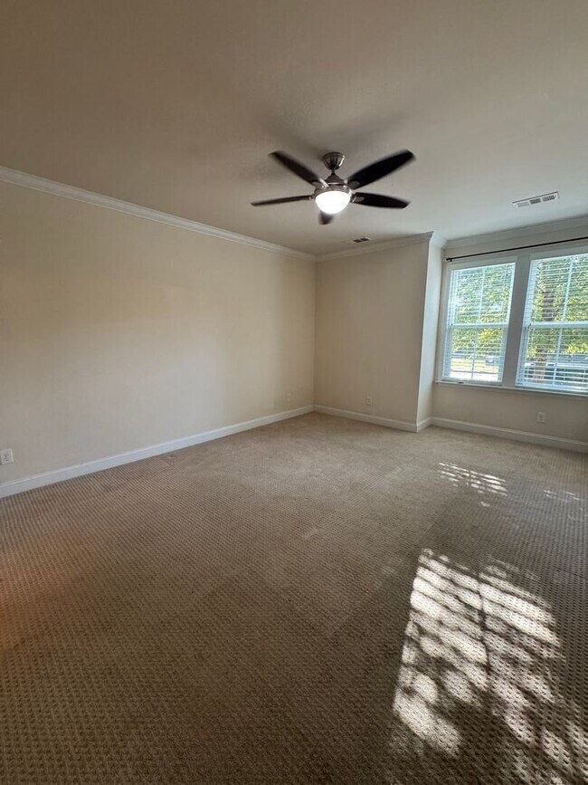 Building Photo - Your Franklin dream rental is here—4 bedrooms, a huge bonus, two en-suites, and an unbeatable loc...