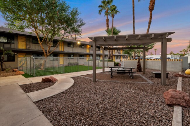 Building Photo - 1827 E Lemon St