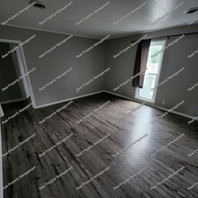 Building Photo - 2nd Story 2 Bedroom Apartment