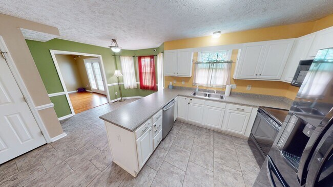 Building Photo - 4 Bedrooms in Sought After Neighborhood & ...