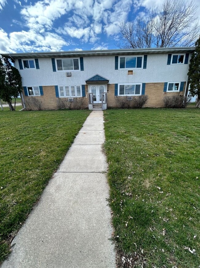 Building Photo - Recently Renovated 2 Bedroom Apartment