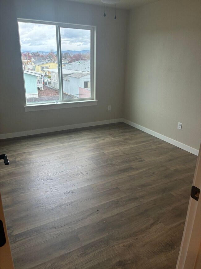 Building Photo - Modern 1 Bedroom, 1 Bath In White City Utilities Included