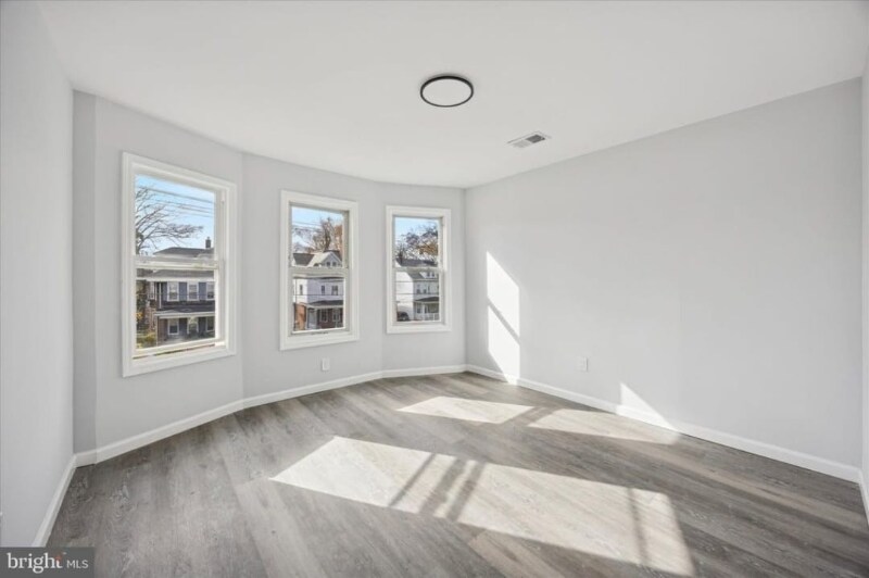 Building Photo - 566 Rutherford Ave