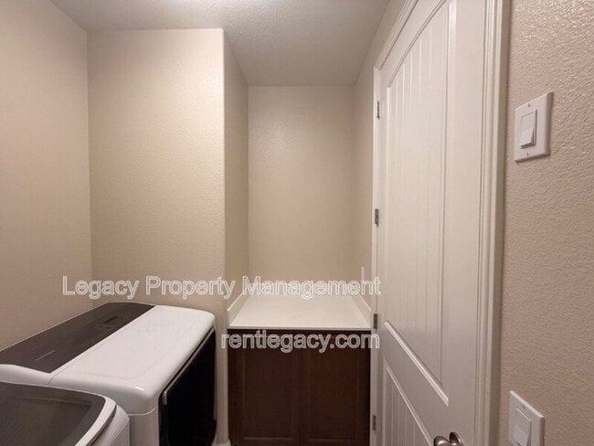 Building Photo - 3224 La Paz Dr