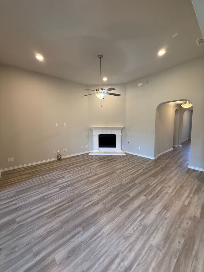 Building Photo - Charming 1-Story 4 Bedroom 2 Bathroom in Little Elm, TX