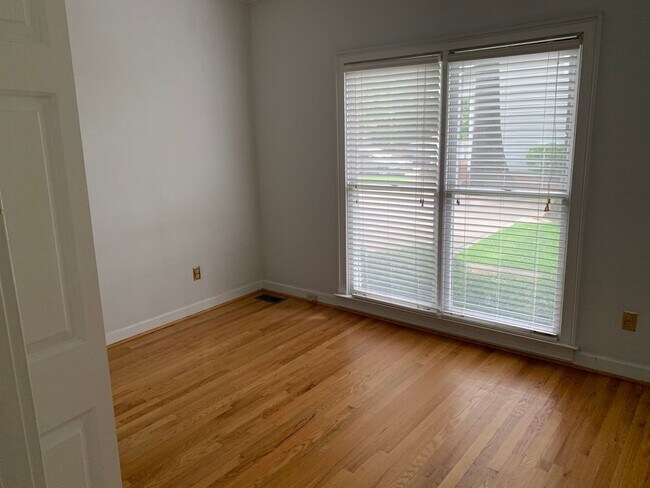 Building Photo - Prime Devine Street Location | 3 Bed, 3 Bath Available August 15