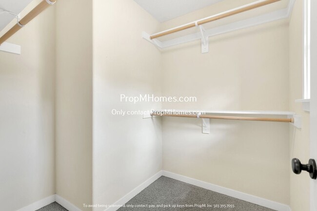 Building Photo - Spacious Three-Bedroom Condo Awaits in Des...