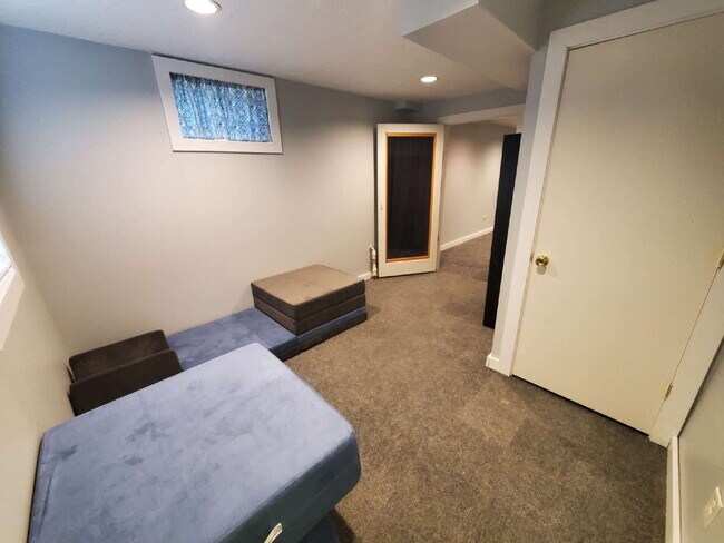 Building Photo - 4 bed 2 bath Comfortable and spacious single-family house, in NE Minneapolis