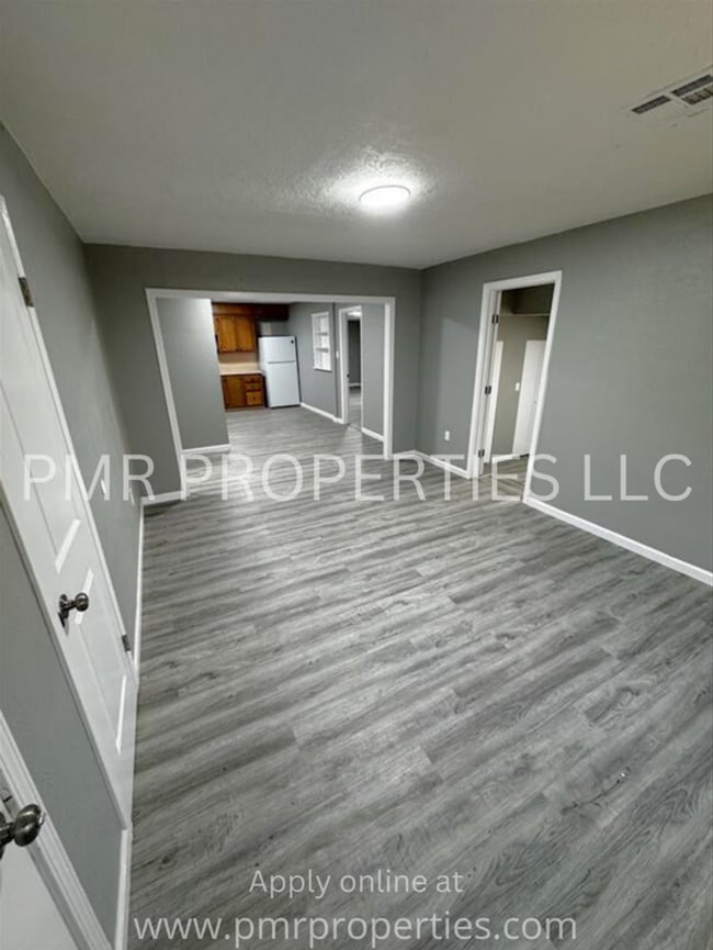 Building Photo - 3Bedroom/1Bathroom Home