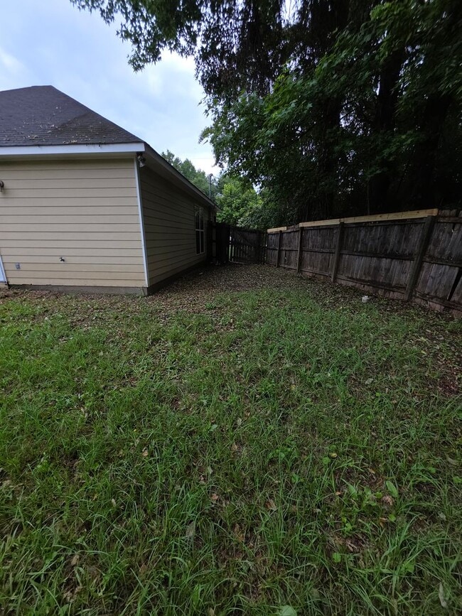 Building Photo - A Great Starter Home Just For YOU!